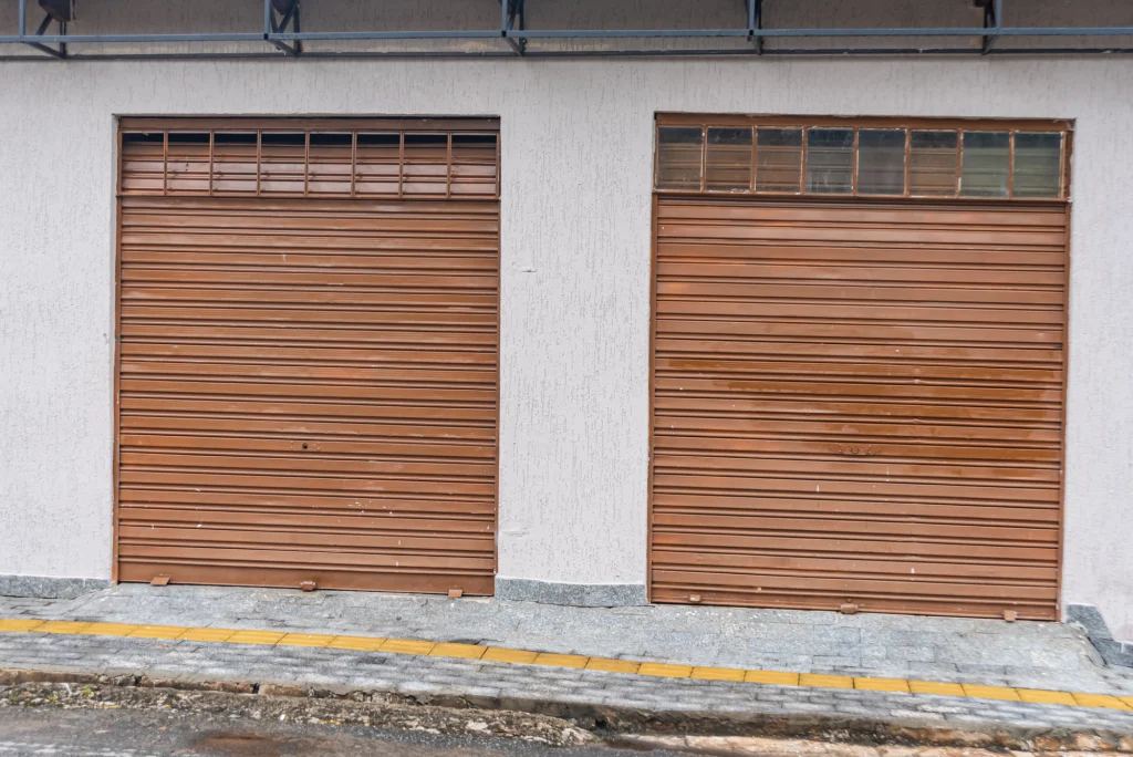 Persianas enrollables de aluminio instaladas en fachada en Barcelona - Alumarcar