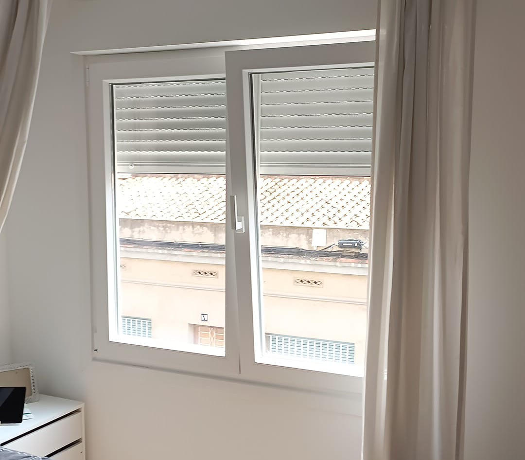 Ventana de PVC con persiana instalada en vivienda de Barcelona - Alumarcar