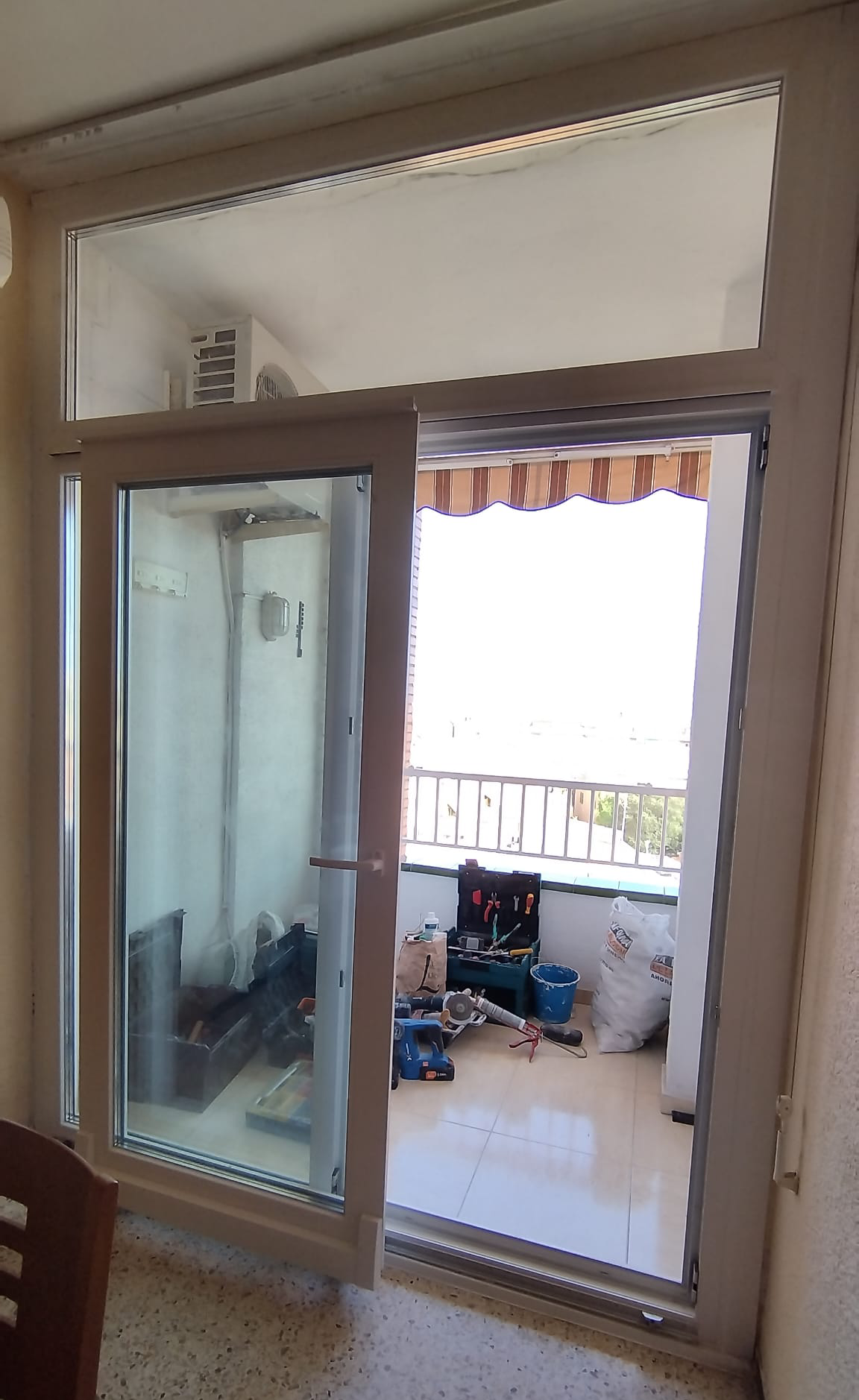 Detalle de instalación de ventana de PVC en vivienda de Barcelona - Alumarcar
