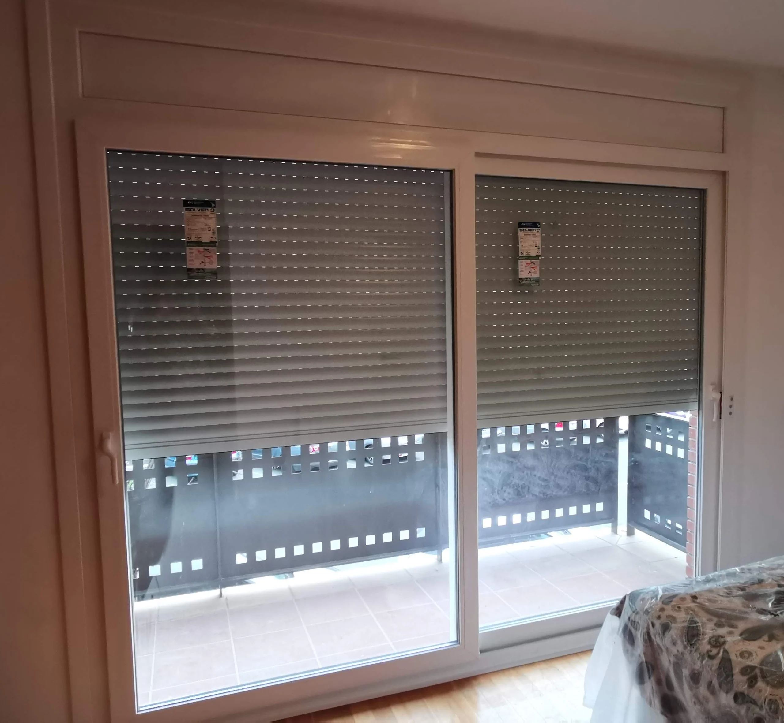 Persiana de ventana de PVC vista desde el interior en Barcelona - Alumarcar