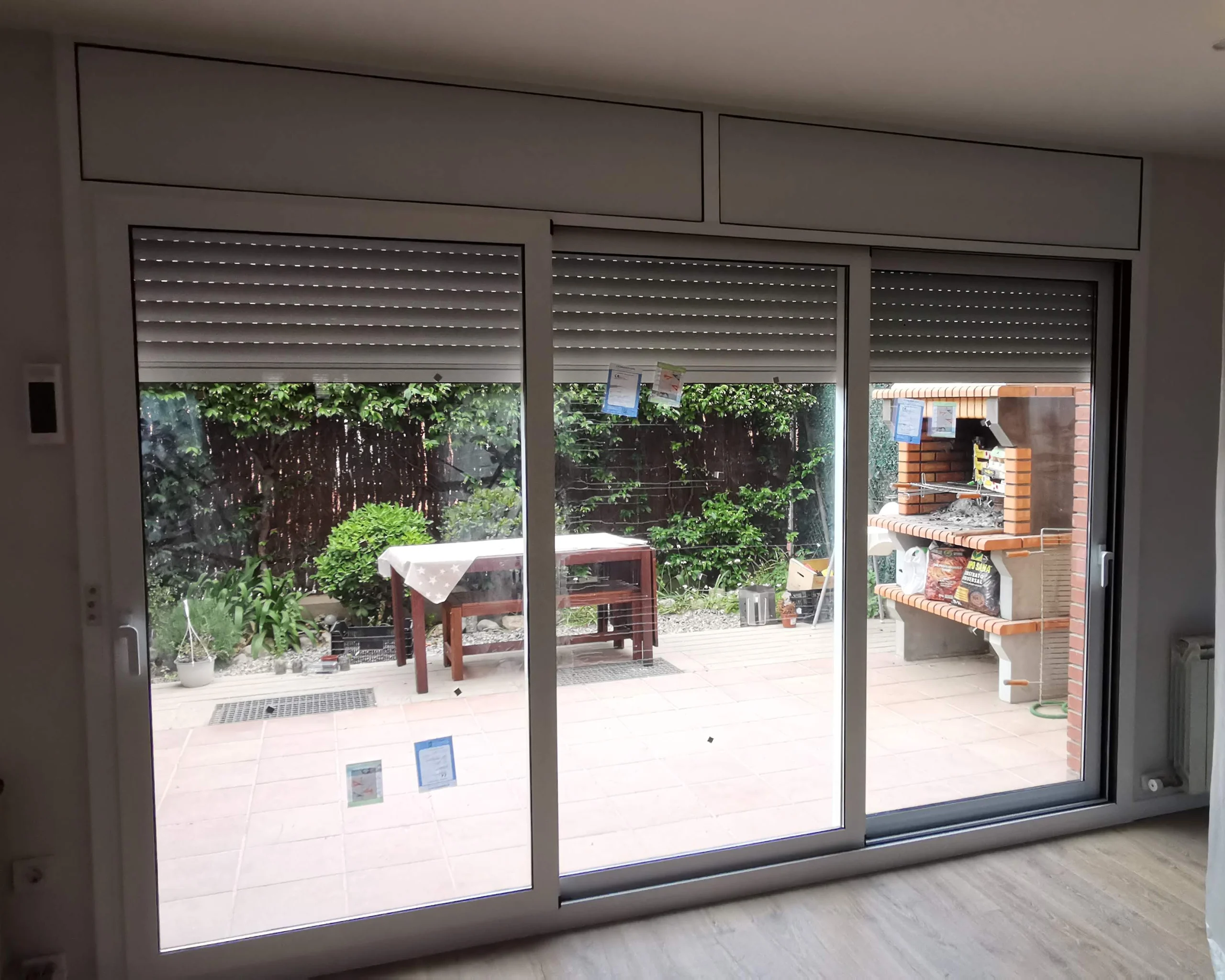 Puerta corredera de aluminio con persiana en vivienda de Barcelona - Alumarcar