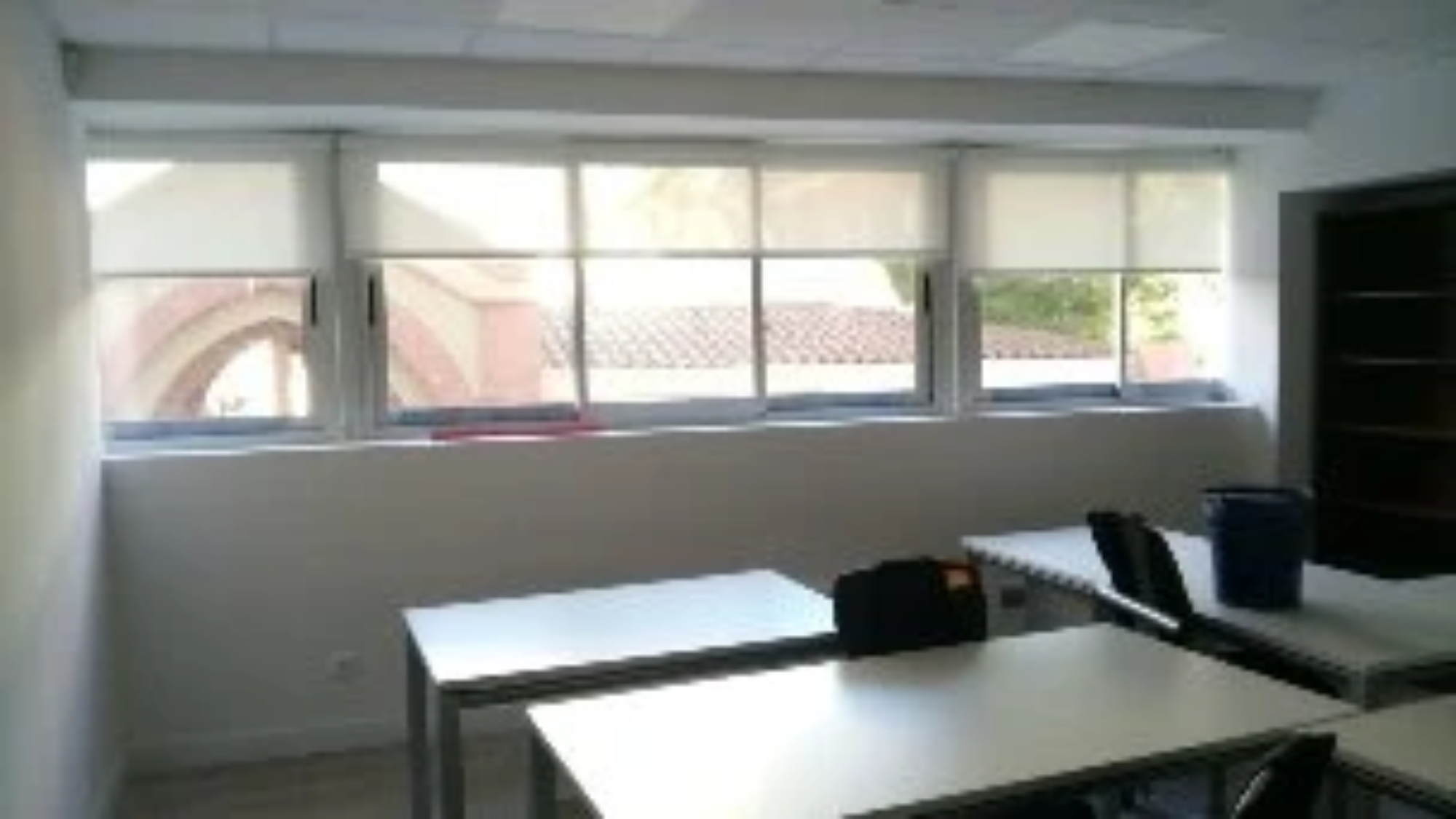 Ventana de aluminio vista desde el interior de una vivienda reformada en Barcelona - Alumarcar
