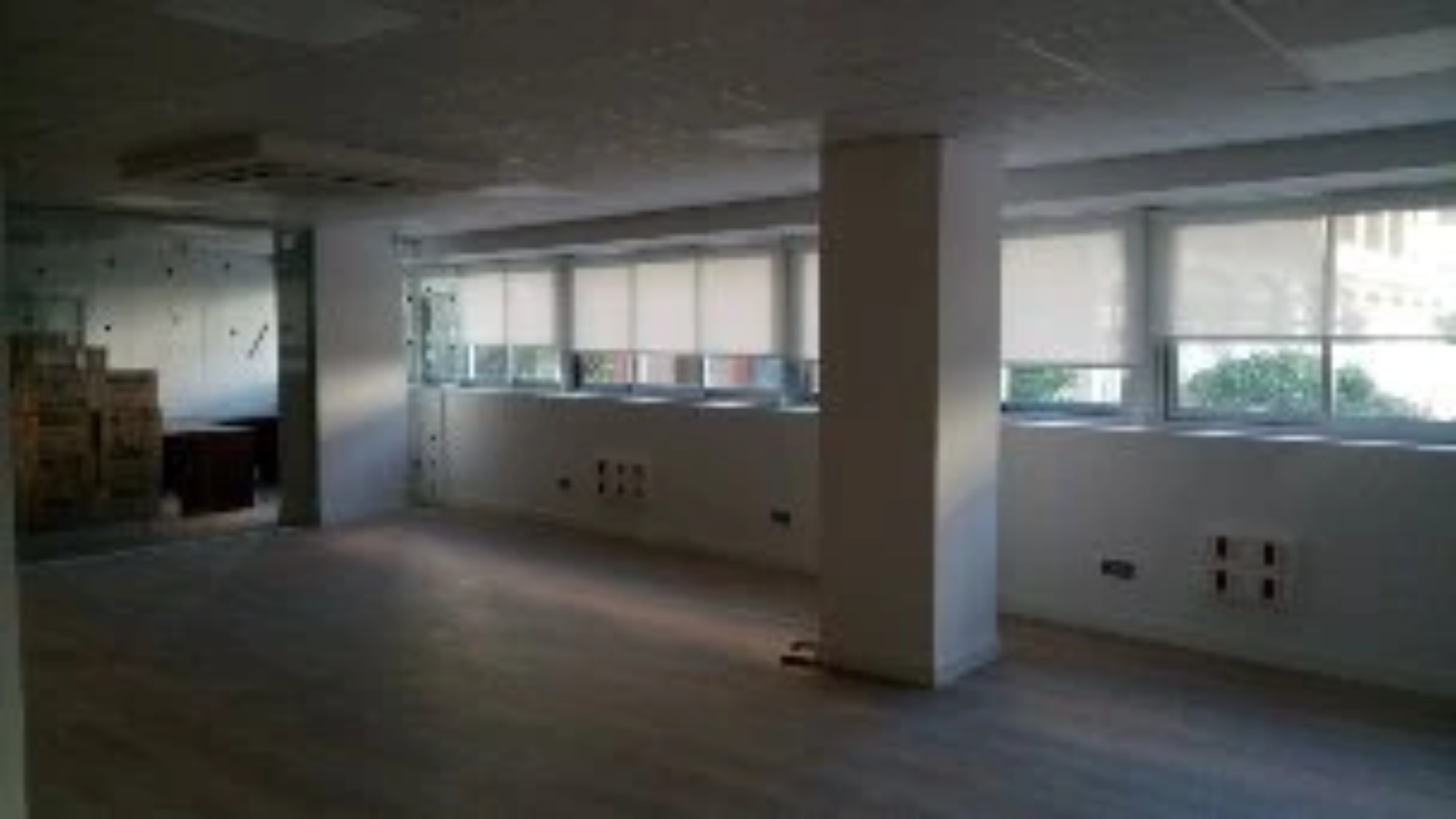 Ventana corredera de aluminio vista desde el interior de una vivienda en Barcelona - Alumarcar